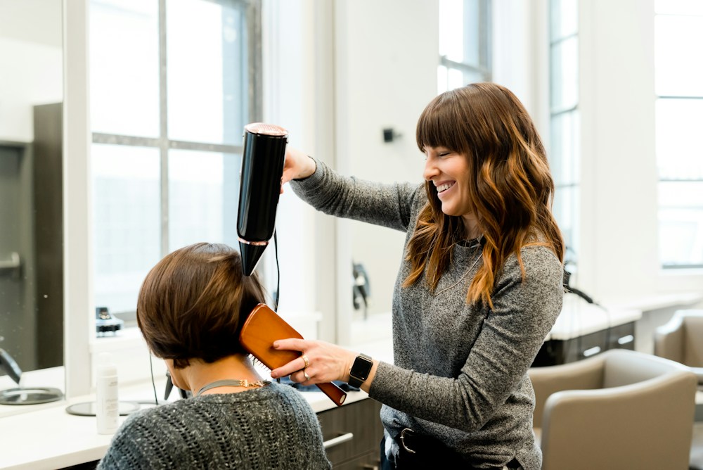 Brushing réalisé dans un salon de coiffure