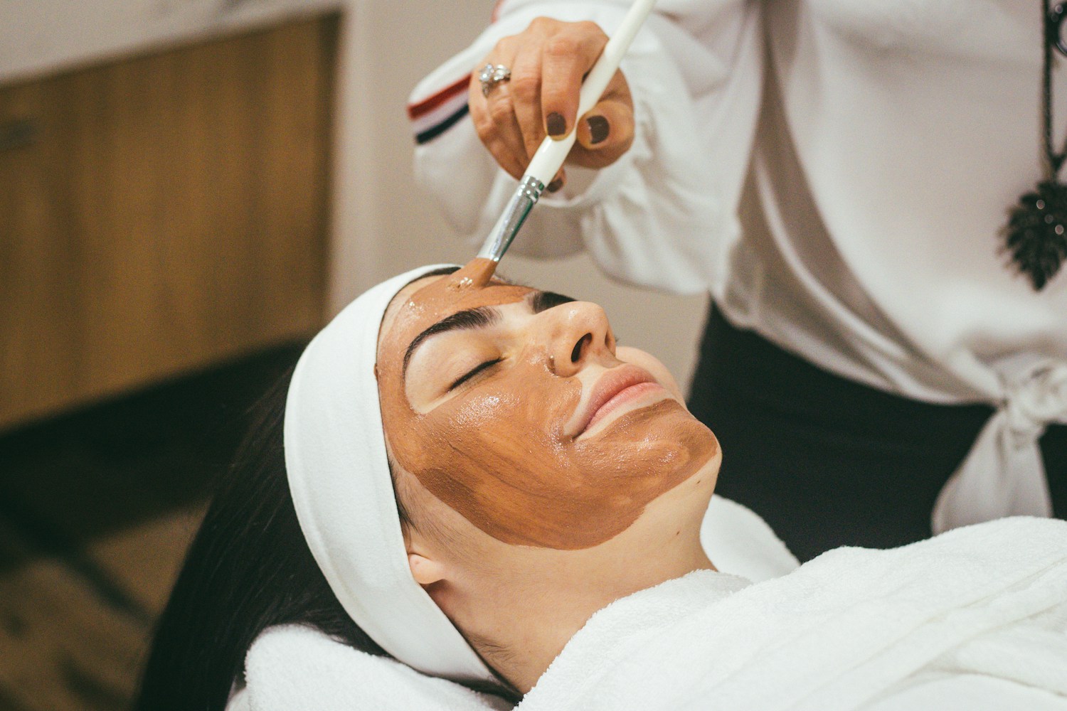 Un soin du visage appliqué au pinceau, pour un moment de détente